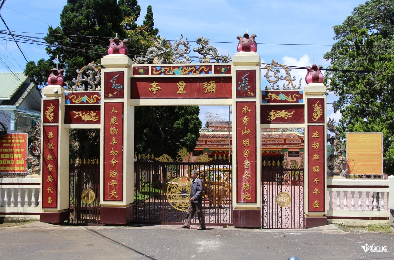 Cổng đình làng Di Linh với những câu đối sơn vàng nổi bật. Ảnh: Hà Nguyễn