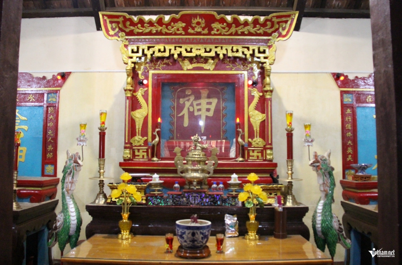 Chính điện (ảnh trái) và điện thờ nữ thần Thiên Y A Na Diễn Ngọc Phi (ảnh phải). Ảnh: Hà Nguyễn