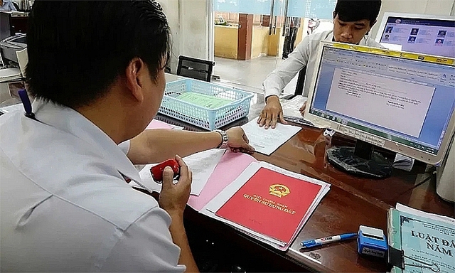 Người dân làm sổ đỏ lần đầu cần thực hiện các quy định theo Nghị định 151/2025/NĐ-CP. Ảnh minh họa