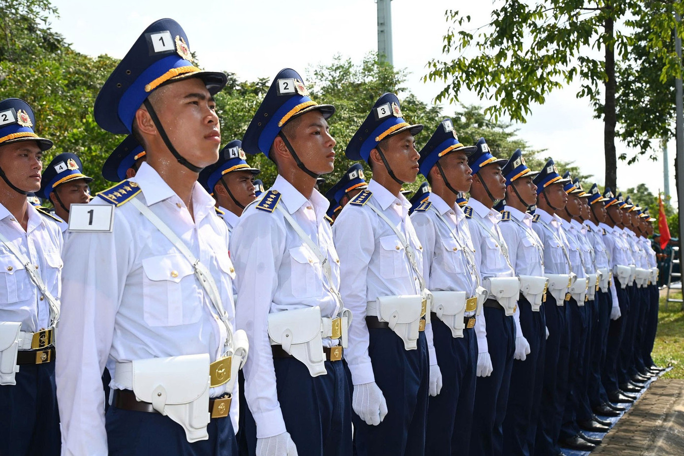 Cùng với các đơn vị bạn, những quân nhân tham gia khối đứng nam sĩ quan Cảnh sát biển Việt Nam thể hiện rõ quyết tâm luyện tập, hướng về ngày hội lớn của đất nước.