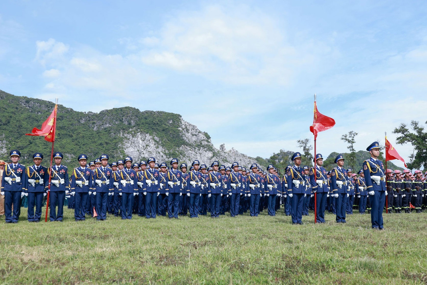 Hàng giờ tập luyện đứng nghiêm dưới nắng gắt không làm chùn bước các quân nhân.