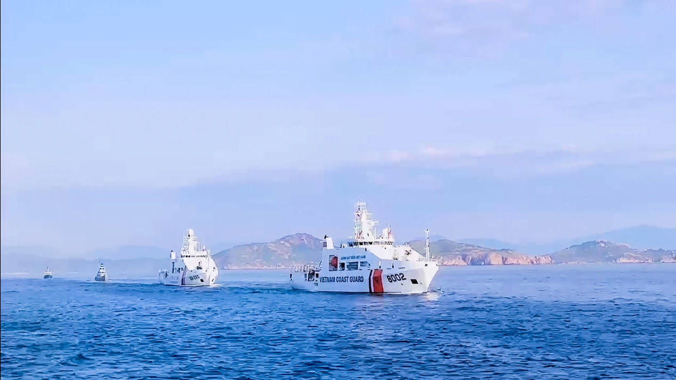 Các tàu Cảnh sát biển Việt Nam luyện tập vận động đội hình diễu binh trên biển.