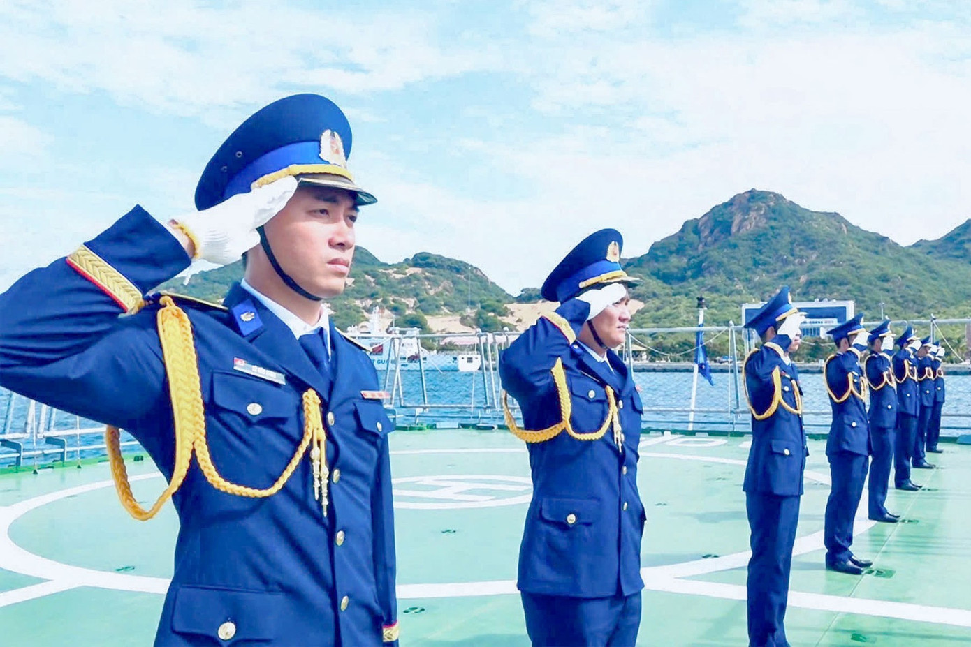 Cán bộ, chiến sĩ tàu Cảnh sát biển 8002 luyện tập các động tác điều lệnh, bảo đảm đẹp, đều và thống nhất khi biểu dương sức mạnh của Quân đội nhân dân Việt Nam trên biển.