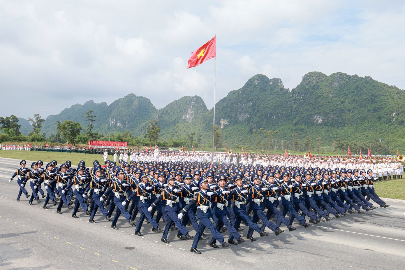 Tiếng hô khẩu lệnh dứt khoát xen lẫn những giọt mồ hôi thấm đẫm quân phục, tất cả đều quyết tâm hoàn thành xuất sắc nhiệm vụ chính trị đặc biệt; đồng thời thể hiện tinh thần trách nhiệm, tính kỷ luật, bản lĩnh và tôn vinh hình ảnh Cảnh sát biển Việt Nam trong kỷ nguyên mới.