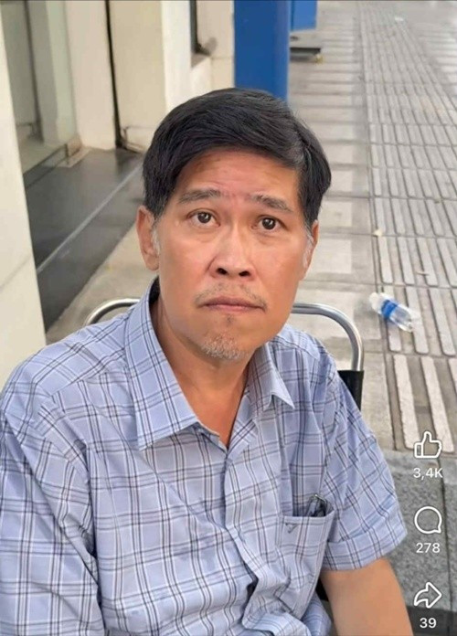 Theo Tiền Phong, mới đây, nam nghệ sĩ Phước Sang được chở đến phim trường bằng xe máy. Ảnh: Tiền Phong.