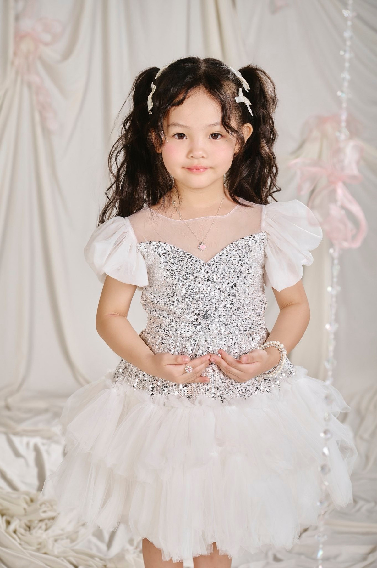 Công chúa nhỏ của mẹ. Sinh nhật năm nay con muốn hoá thân thành Pony. Không biết năm sau là nhân vật gì đây. Yêu công chúa nhỏ nhất trên đời, Đàm Thu Trang viết. Ảnh: FB Đàm Thu Trang.