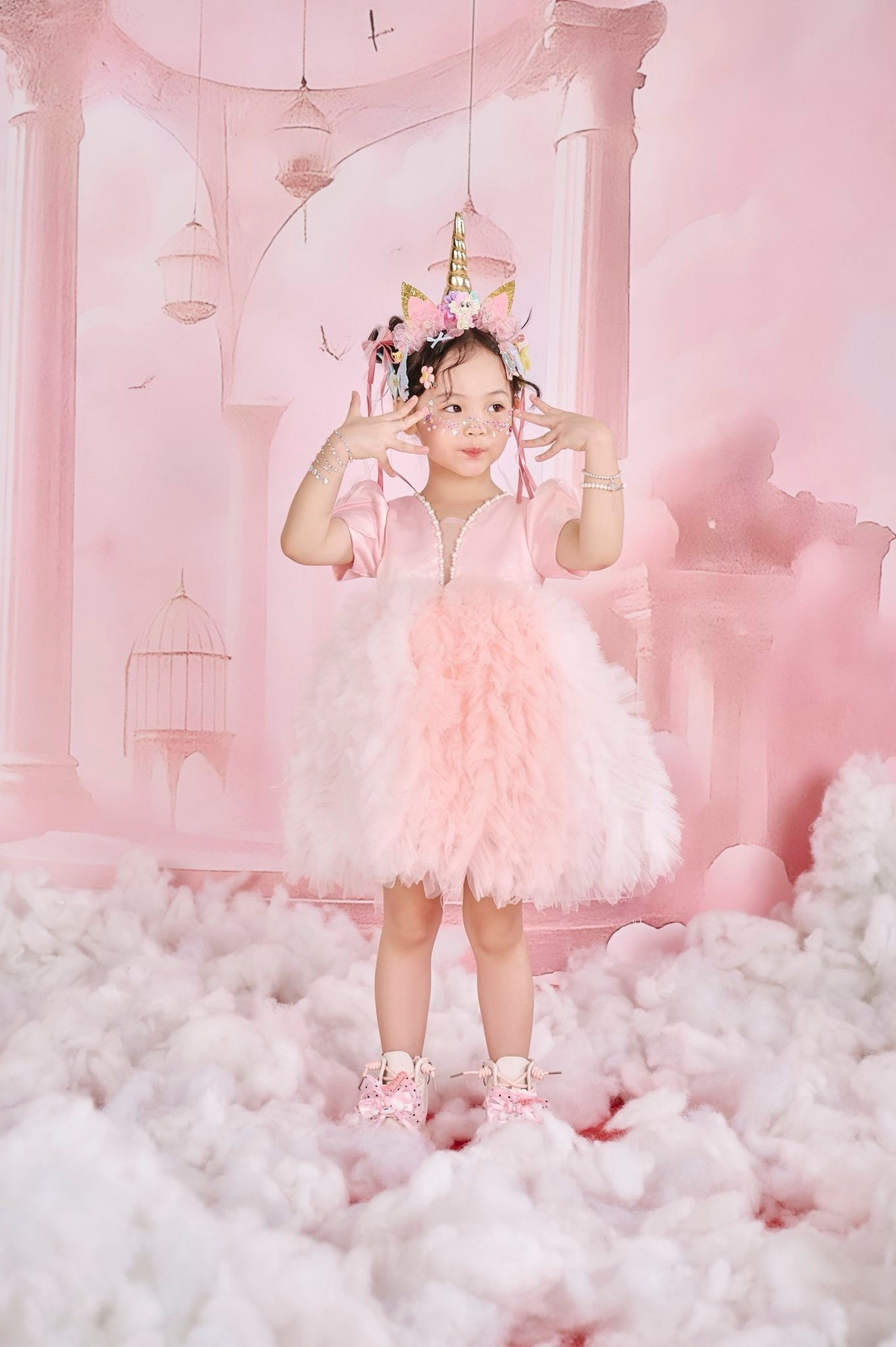 Yêu gái rượu của ba nhất trên đời. Mỗi năm 1 nhân vật chạy theo đuối luôn, Cường Đô la nhắn nhủ bé Suchin. Ảnh: FB Đàm Thu Trang.