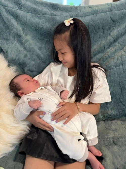 Bé Phoebe cưng chiều cậu em trai nhỏ. Ảnh: FB Yến Phương.