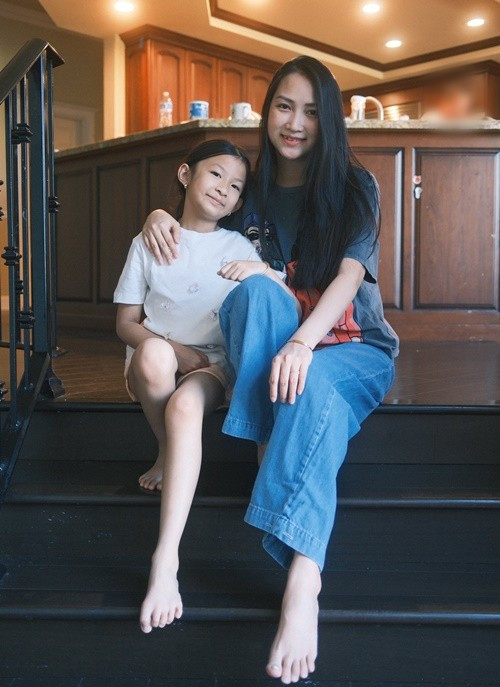 Hoa dại ven đường thôi nhưng nếu được hái bằng tình yêu và nâng niu thì ở vị trí hay hoàn cảnh nào đều là hoa đẹp. Cảm ơn con gái yêu luôn hái hoa tặng mẹ!, Yến Phương chia sẻ. Ảnh: FB Yến Phương.