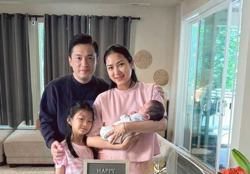 Lam Trường còn nhắn nhủ bạn đời: Happy birthday bé vợ nha. Chúc em luôn xinh đẹp, tươi vui và hạnh phúc. Giờ có 2 thêm cục cưng nữa nhưng anh vẫn cưng em nhất nha. Ảnh: FB Yến Phương.