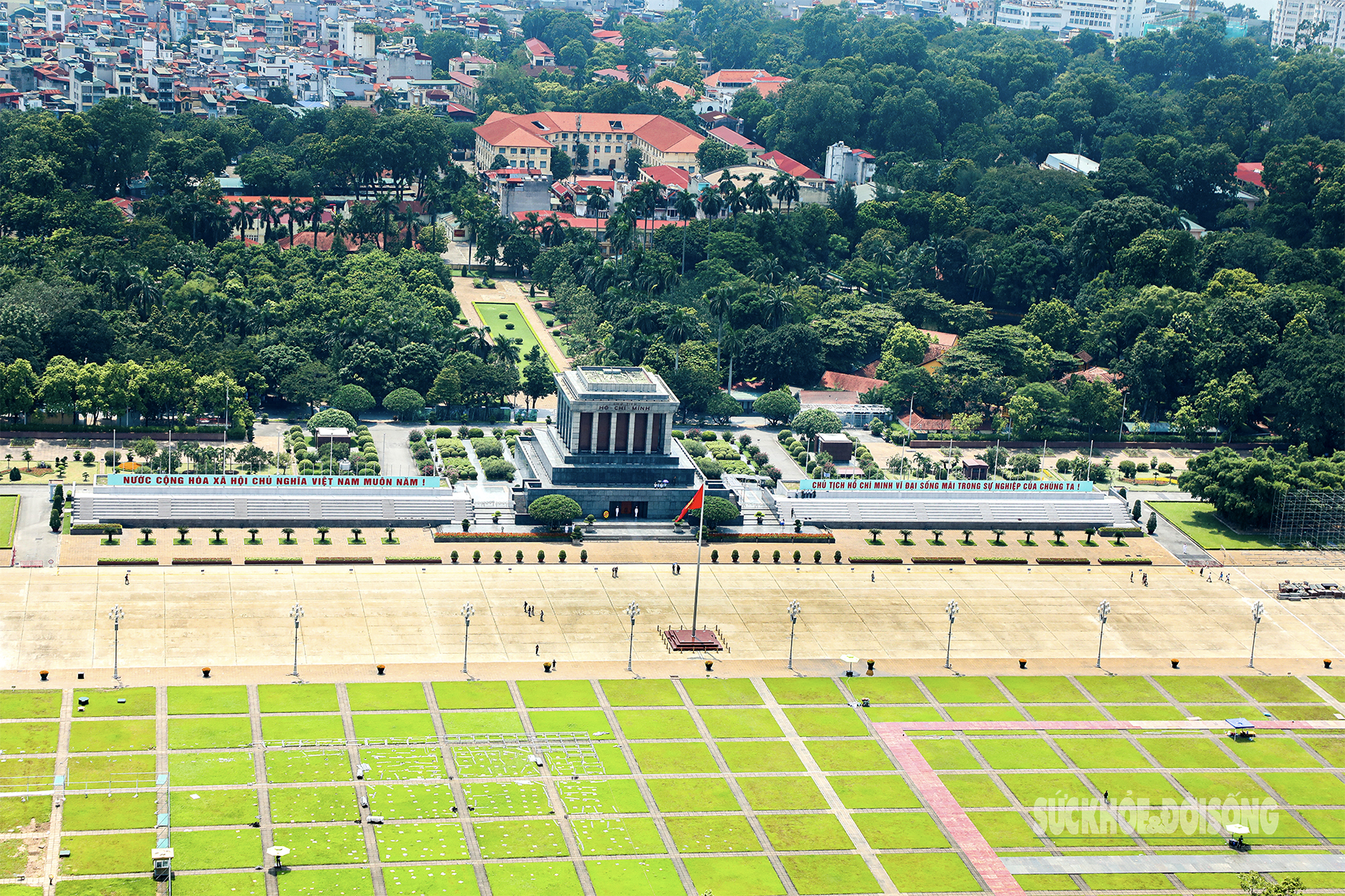 Quảng trường Ba Đình được xây dựng từ những năm 1950, là nơi Chủ tịch Hồ Chí Minh đọc Tuyên ngôn Độc lập khai sinh nước Việt Nam Dân chủ Cộng hòa ngày 2/9/1945. Đây là không gian chính trị – văn hóa đặc biệt của cả nước, nơi tổ chức các lễ diễu binh, duyệt binh, sự kiện trọng đại và là điểm đến của đông đảo du khách, gắn liền với Lăng Chủ tịch Hồ Chí Minh.