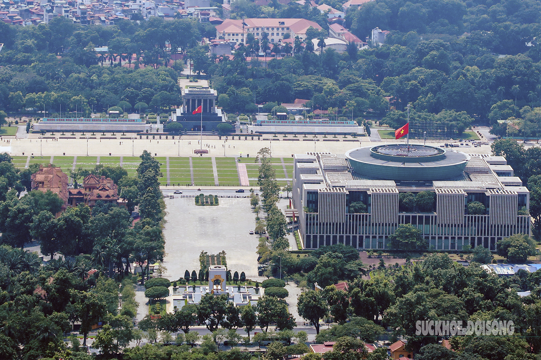 Tòa nhà Quốc hội khánh thành năm 2014, tọa lạc cạnh Quảng trường Ba Đình, là trung tâm quyền lực lập pháp cao nhất của Việt Nam – nơi Quốc hội họp, quyết định những vấn đề trọng đại của đất nước. Công trình có kiến trúc hiện đại nhưng vẫn giữ bản sắc Việt với nhiều chi tiết lấy cảm hứng từ văn hóa truyền thống.