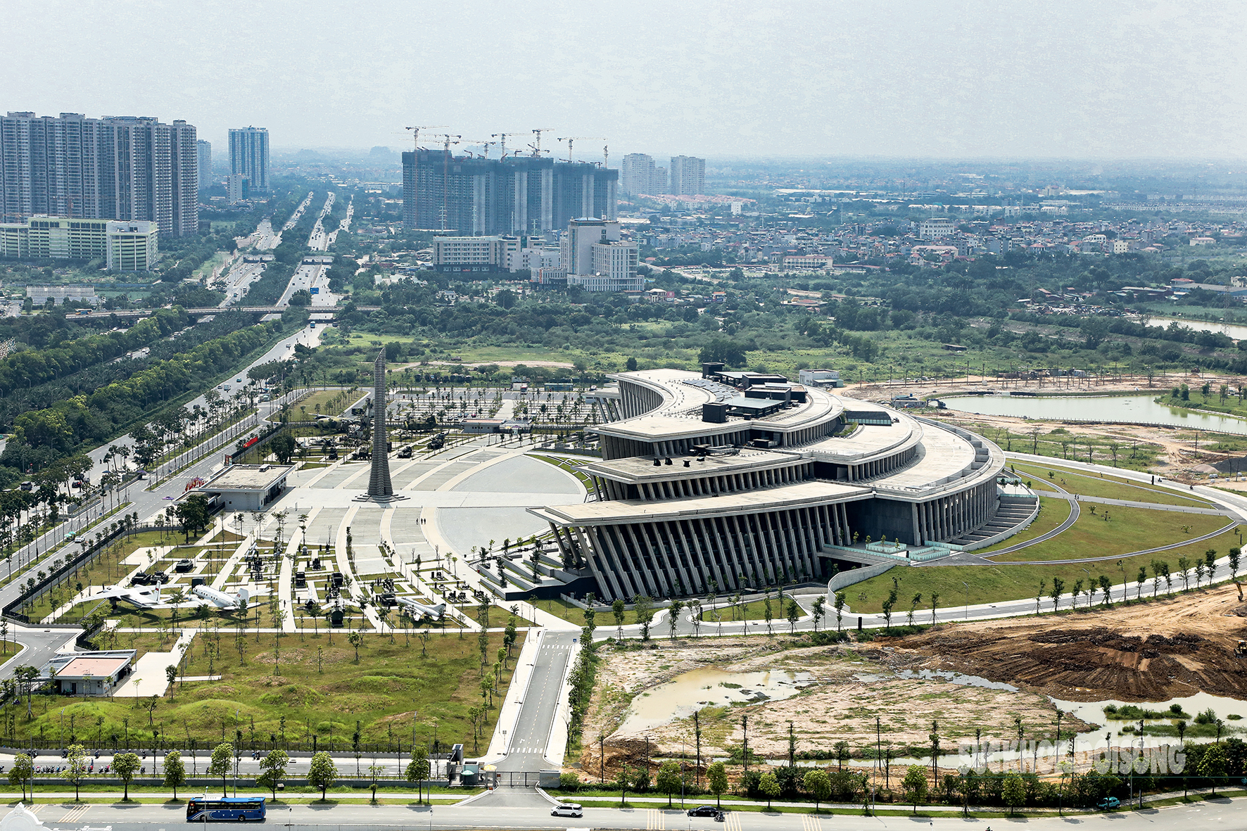 Bảo tàng Lịch sử Quân sự Việt Nam mới được xây dựng với thiết kế hiện đại, nhiều công năng, kiến trúc Bảo tàng không chỉ đơn thuần là một công trình trưng bày về lịch sử chiến tranh, mà còn tạo không gian chung để khách tham quan tương tác và trải nghiệm về cuộc đấu tranh giành độc lập dân tộc của Quân đội nhân dân Việt Nam anh hùng.