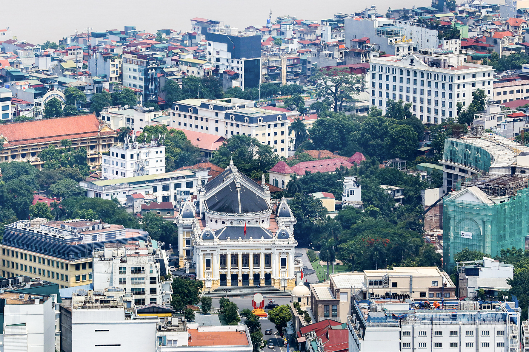 Nhà hát Lớn Hà Nội - Khánh thành năm 1911, mô phỏng kiến trúc Nhà hát Opéra Garnier ở Paris, là công trình kiến trúc Pháp tiêu biểu tại Hà Nội. Đây là trung tâm biểu diễn nghệ thuật lớn, nơi diễn ra nhiều sự kiện văn hóa – chính trị quan trọng.