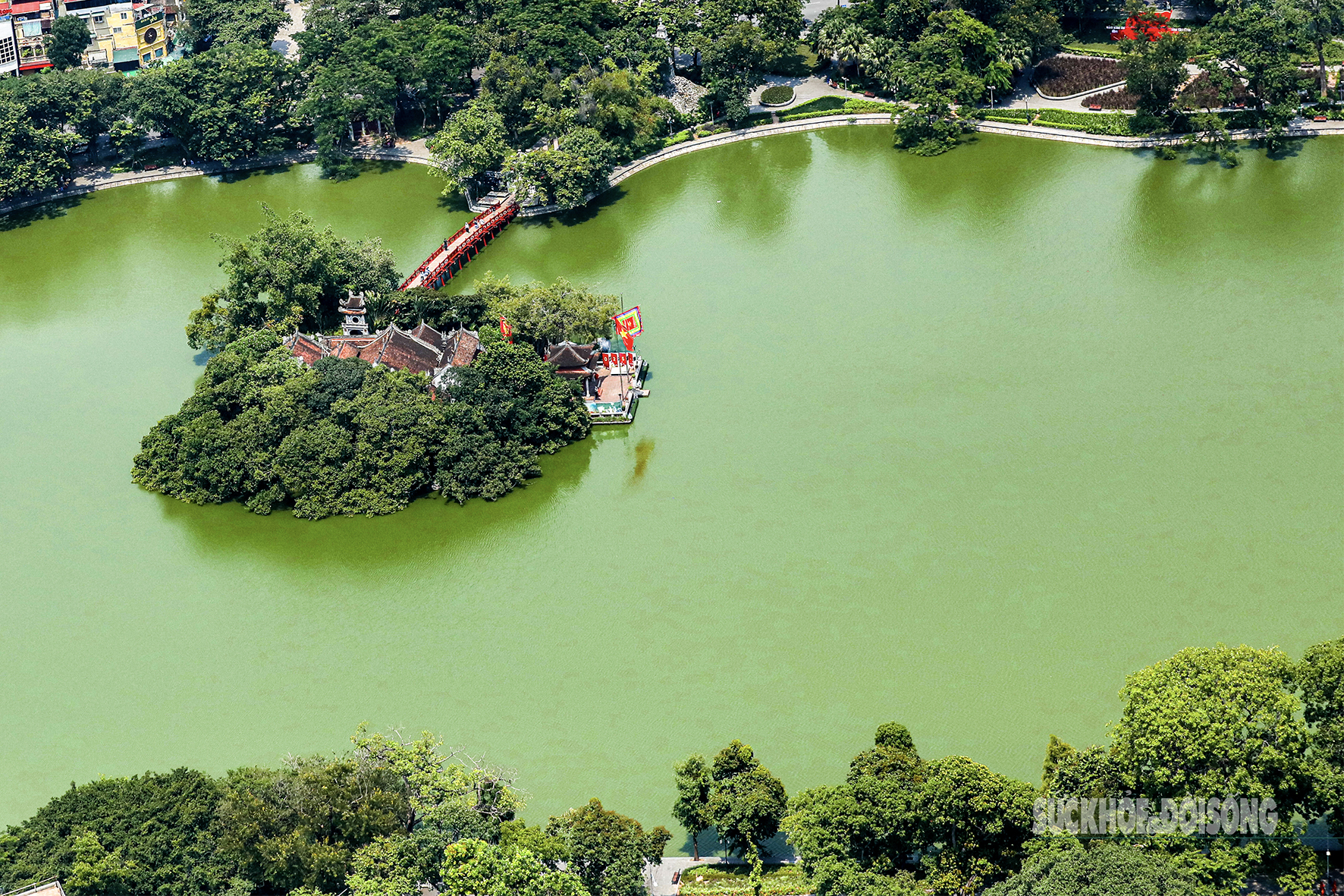 Đền Ngọc Sơn - Nằm ở phía Bắc hồ Hoàn Kiếm, xây dựng từ thế kỷ XIX, ẩn mình dưới tán cây cổ thụ. Đền thờ Trần Hưng Đạo, Văn Xương Đế Quân và các bậc danh nhân, là điểm đến tâm linh và tham quan nổi tiếng.