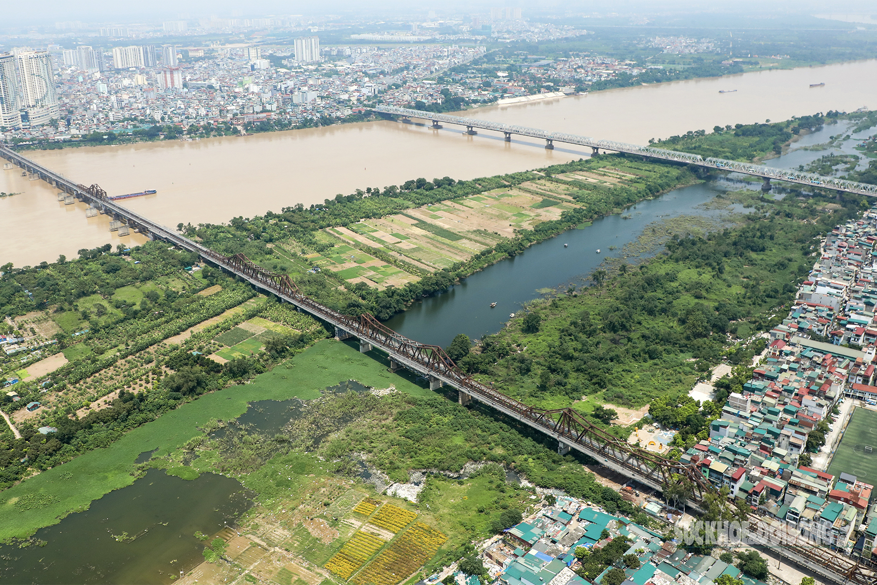 Cầu Long Biên hoàn thành năm 1902 do người Pháp xây dựng, là chứng nhân lịch sử qua nhiều giai đoạn chiến tranh và hòa bình. Cầu nối trung tâm Hà Nội với Gia Lâm, Bắc Ninh, Hải Phòng, từng là huyết mạch giao thông và biểu tượng kiến trúc thép của Thủ đô.