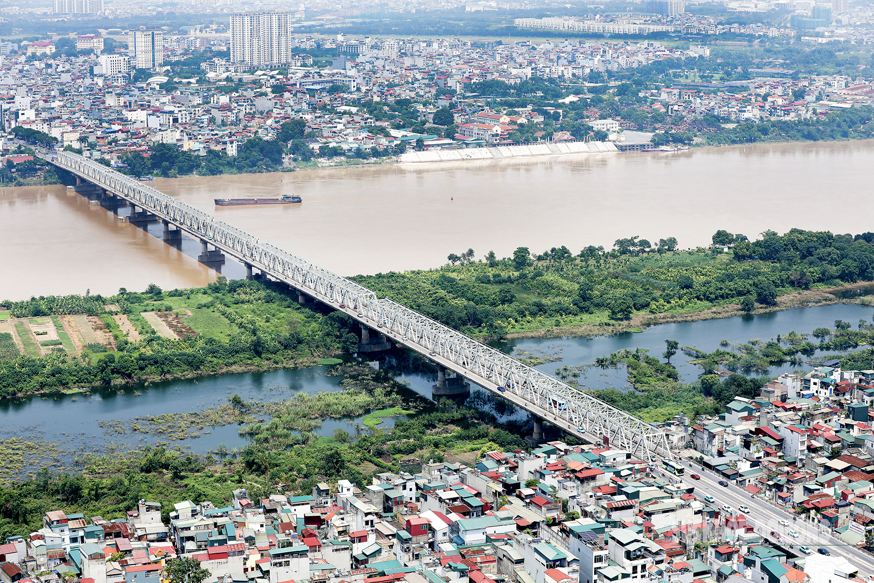 Cầu Chương Dương khánh thành năm 1985, là cây cầu lớn đầu tiên do kỹ sư Việt Nam thiết kế và thi công, góp phần giảm tải giao thông cho Long Biên, thúc đẩy phát triển kinh tế – xã hội hai bên bờ sông Hồng.