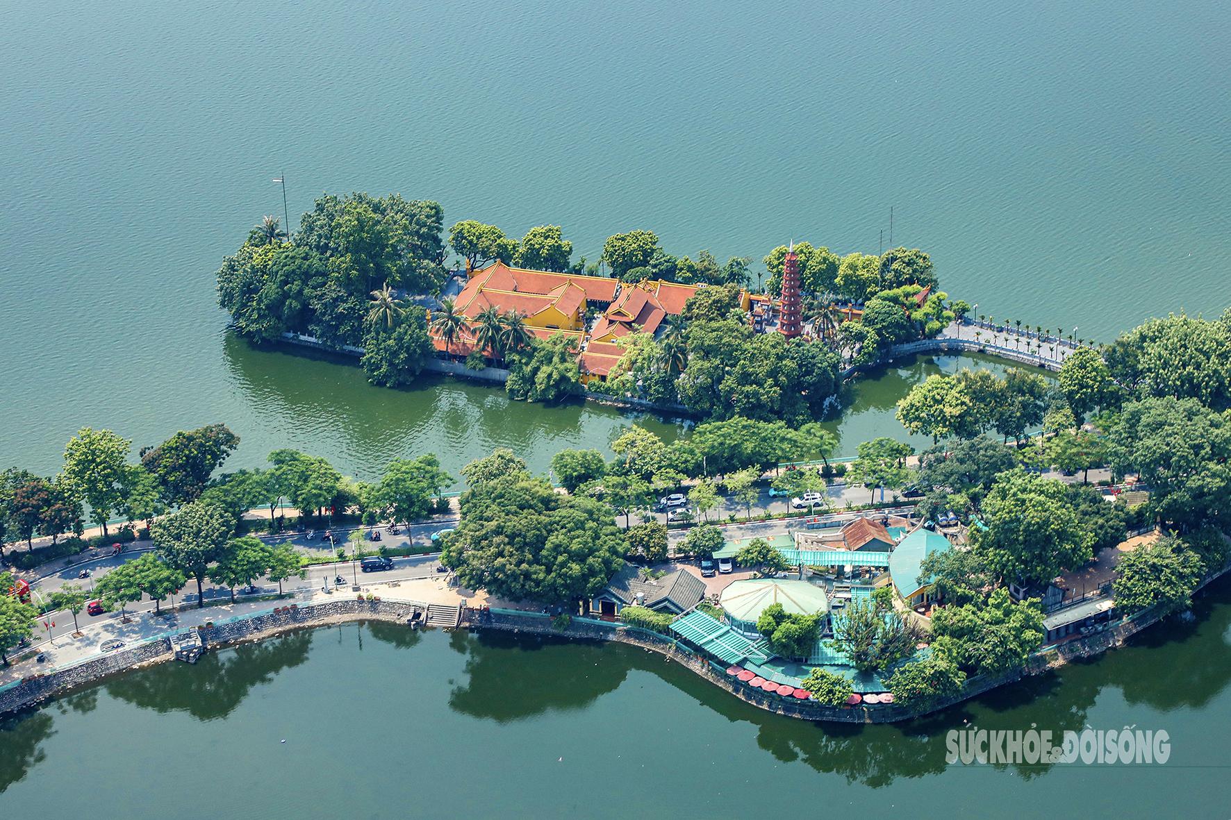 Chùa Trấn Quốc - ngôi chùa cổ kính hơn 1.500 năm tuổi, ban đầu nằm bên bờ sông Hồng, sau được chuyển về bán đảo hồ Tây. Nổi tiếng với kiến trúc hài hòa, cảnh quan thơ mộng, là điểm hành hương và du lịch tâm linh quan trọng của Hà Nội.