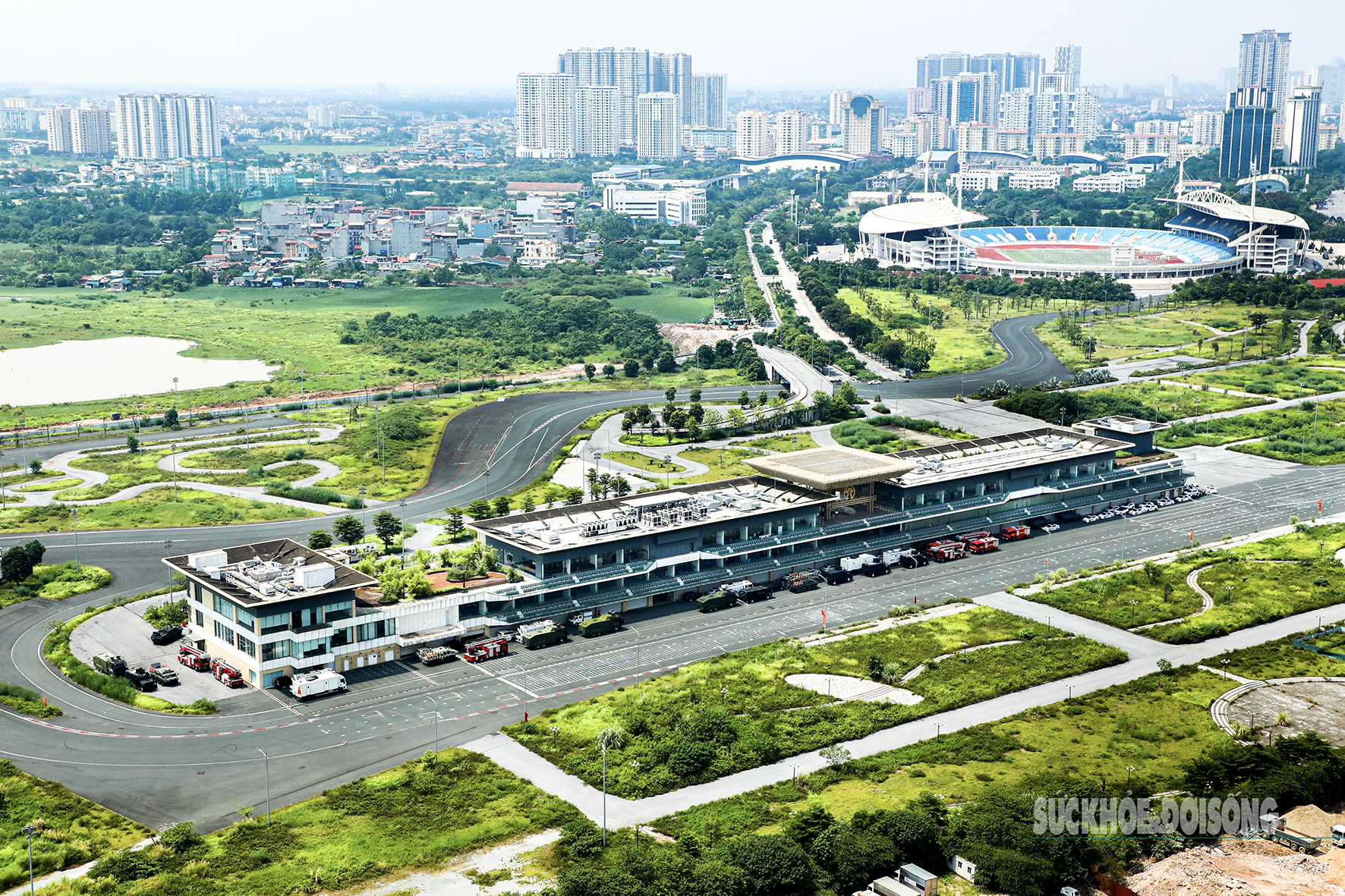 Sân vận động Quốc gia Mỹ Đình là một trong những công trình thể thao lớn nhất và hiện đại nhất Việt Nam.