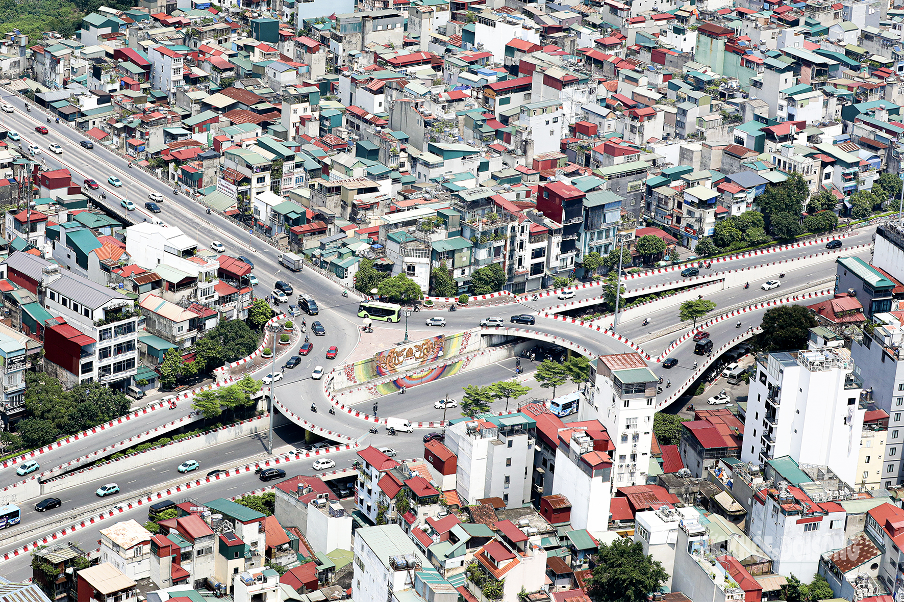 Vòng xuyến vành đai 1 – từ Trần Quang Khải – Trần Nhật Duật lên cầu Chương Dương - là nút giao quan trọng nối phố cổ với hướng Gia Lâm, Long Biên, giúp lưu thông hàng hóa và hành khách.