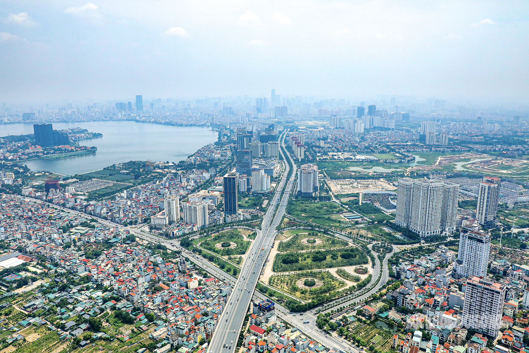 Nhìn từ trên cao, Hà Nội là một bức tranh hài hòa giữa truyền thống và phát triển được thu trọn trong tầm mắt.