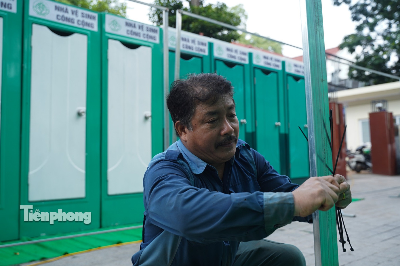 Ghi nhận ngày 15/8, các công nhân đang gấp rút thi công, lắp đặt nhà vệ sinh tại các tuyến đường Độc Lập, Hoàng Văn Thụ, Điện Biên Phủ… đồng thời kiểm tra hệ thống cấp thoát nước, điện chiếu sáng và biển chỉ dẫn để sẵn sàng phục vụ người dân.