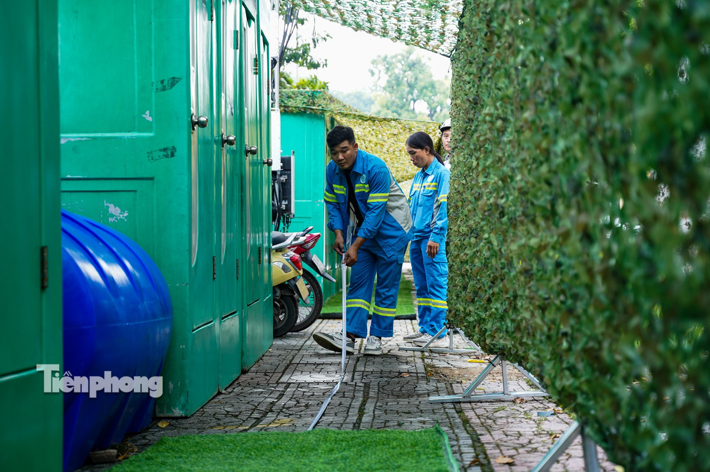 Trao đổi với PV Tiền Phong, đại diện Công ty TNHH MTV Môi trường đô thị Hà Nội (Urenco) cho biết, đơn vị đang tập trung tối đa nhân lực, phương tiện và thiết bị để đảm bảo lắp đặt 612 nhà vệ sinh lưu động đúng kế hoạch. Dự kiến toàn bộ sẽ hoàn thiện và đưa vào sử dụng từ ngày 15/8, phục vụ liên tục đến hết ngày 2/9.