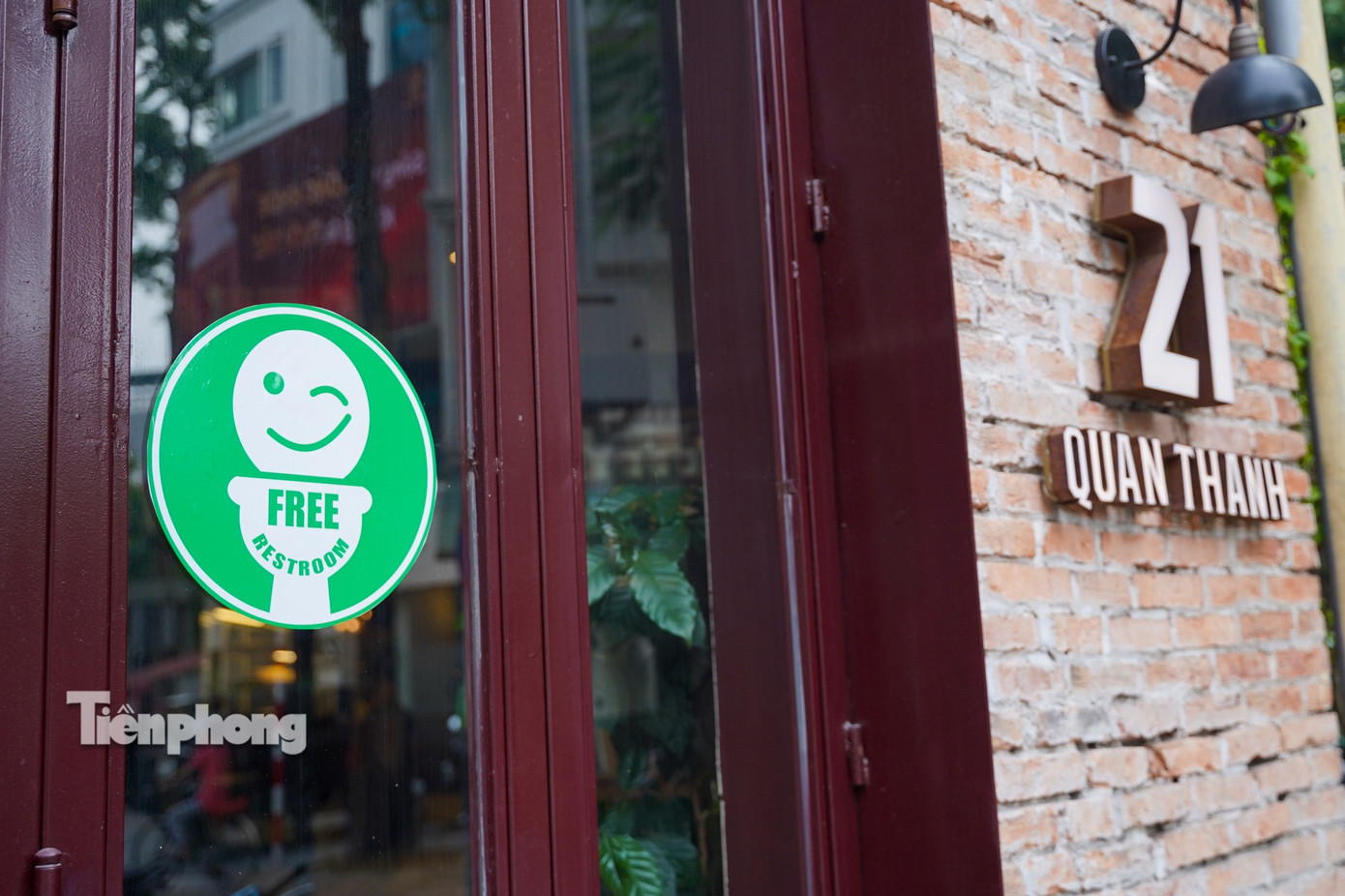 Một quán ăn trên phố Quán Thánh dán logo nhà vệ sinh, mở cửa miễn phí cho du khách sử dụng trong thời gian diễn ra Lễ kỷ niệm 80 năm Quốc khánh 2/9.