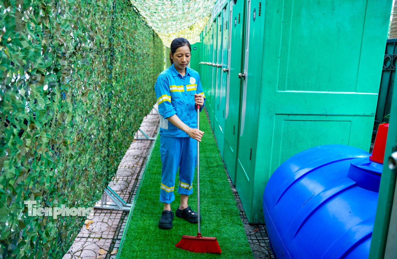 Bên trong, các khu vực nhà vệ sinh được nhân viên vệ sinh lau dọn sạch sẽ, lát thảm cỏ nhân tạo, lắp thêm hệ thống đèn chiếu sáng và quạt thông gió, đảm bảo không gian thoáng mát, sạch sẽ cho người sử dụng.
