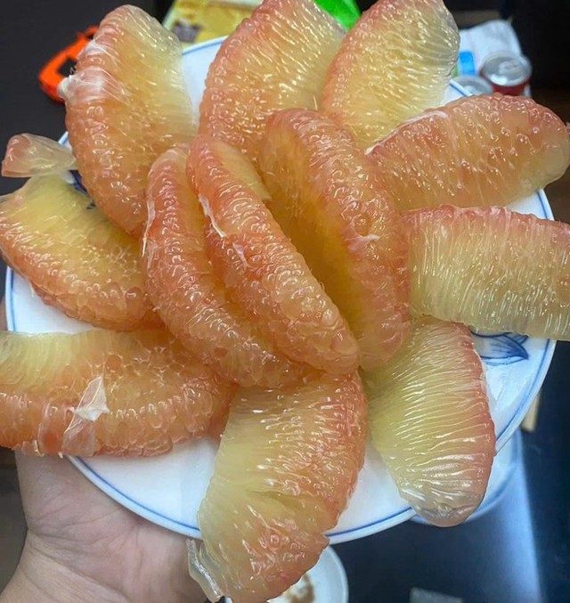 Bưởi giàu vitamin C và các chất chống oxy hóa hỗ trợ sản xuất các enzyme giúp bảo vệ gan khỏi tổn thương, tăng cường quá trình thải độc. Có thể ăn bưởi trực tiếp hoặc làm nước ép bưởi, salad để tận dụng lợi ích. Kết hợp bưởi với rau chân vịt, ức gà, hạt óc chó… sẽ làm thành món ăn giàu chất oxy hóa và protein nạc, tốt cho người muốn kiểm soát mỡ máu và hỗ trợ gan. Lưu ý, bưởi có thể tương tác với một số loại thuốc, vì vậy nếu đang điều trị, nên trao đổi với bác sĩ.