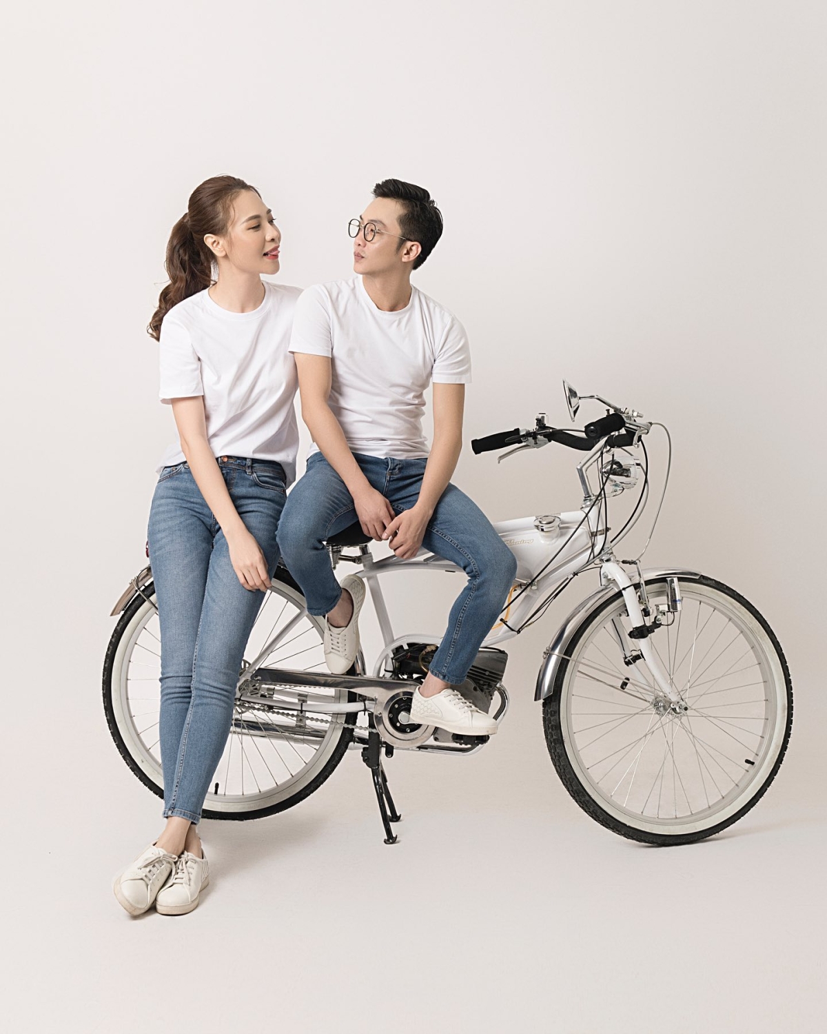 Ngoài việc chuộng sắm giày ton sur ton, cặp vợ chồng còn duy trì thói quen mặc đồ đôi nhiều năm nay.