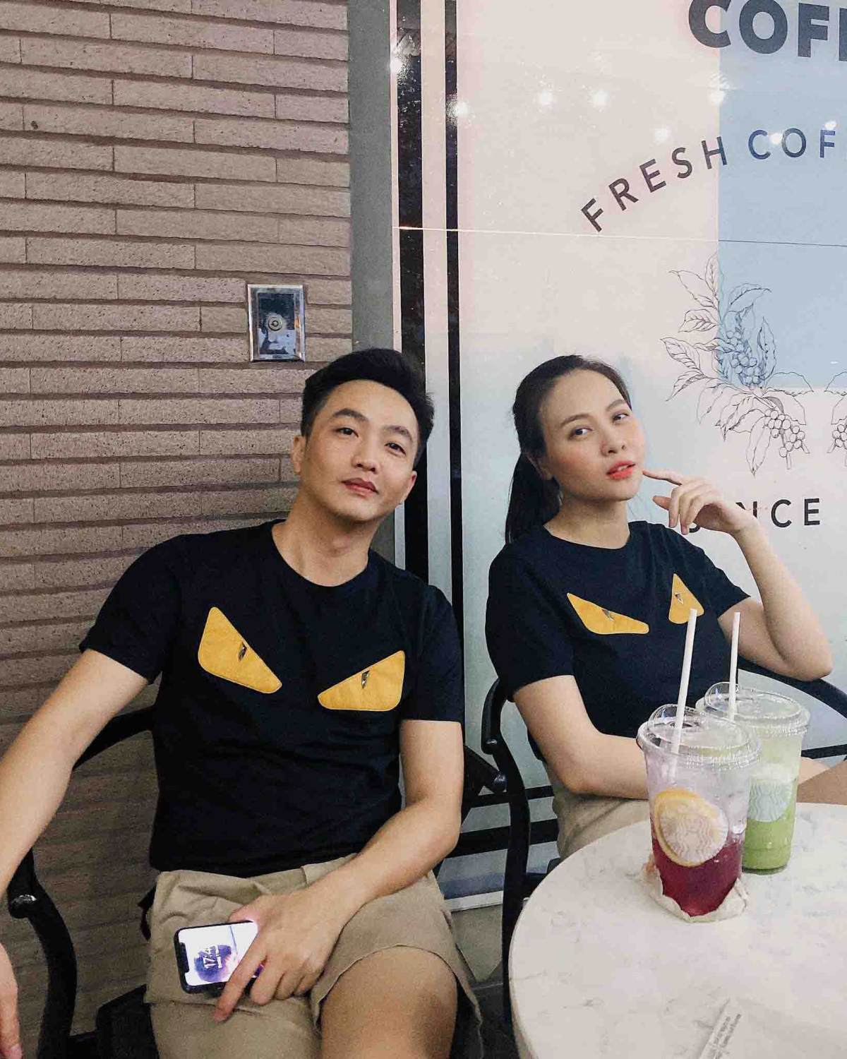 Đôi doanh nhân sắm nhiều kiểu áo phông giống hệt nhau, phối ăn ý về màu sắc từ đầu đến chân.