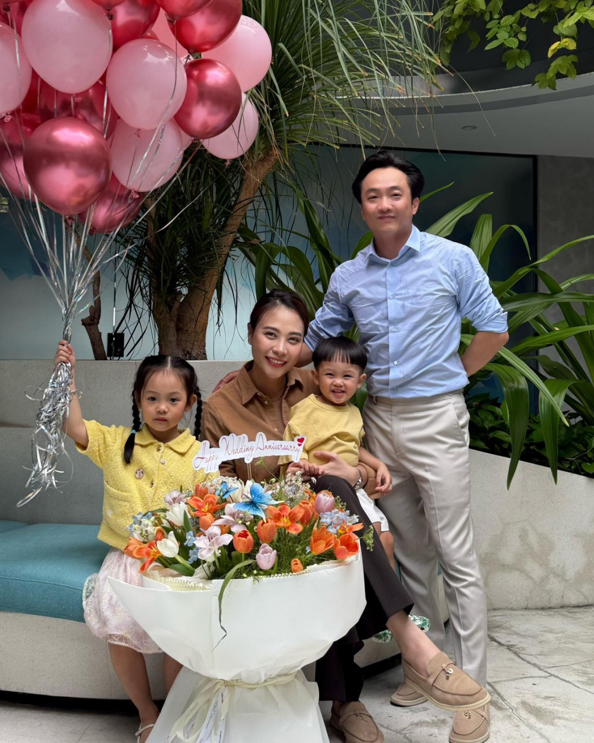 Summer Walk được mệnh danh là đôi giày lười của giới tỷ phú với phong cách thanh lịch, êm chân. Tủ đồ của Cường Đôla - Đàm Thu Trang có nhiều đôi giá khoảng gần 30 triệu đồng với đủ màu sắc, được cặp sao ứng dụng trong nhiều hoàn cảnh.