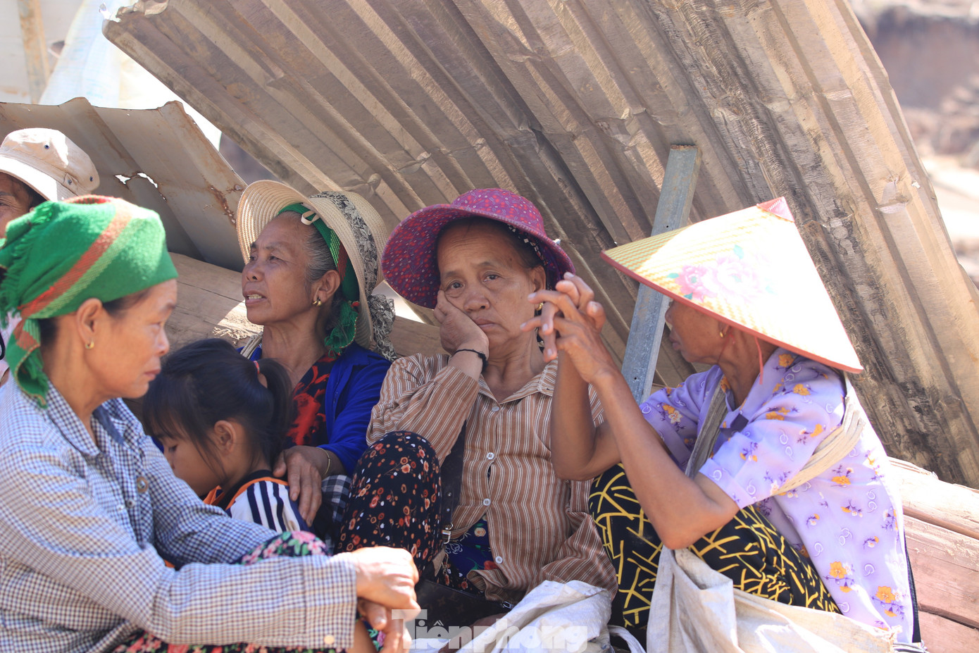 Những ngày qua, người dân bản Xốp Tụ vẫn chưa hết bàng hoàng về trận lũ dữ. Ánh mắt thất thần của những phụ nữ, em nhỏ, ngồi len lỏi dưới căn lều tạm, vách nhà ngập bùn đất ven đường, khi nhà cửa, tài sản đã bị lũ cuốn trôi.