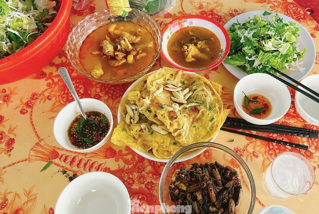 Nhộng ong bò lúc nhúc “gây sốt” trên bàn ăn - 13
