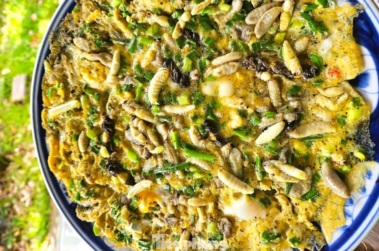 Nhộng ong bò lúc nhúc “gây sốt” trên bàn ăn - 15