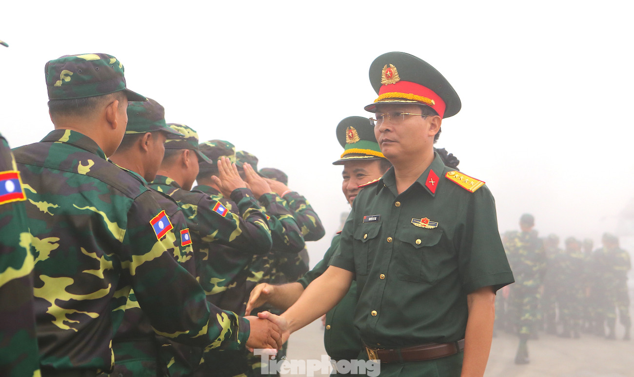 Sau hơn một giờ làm thủ tục nhập cảnh, tiếp nhận quân số, đoàn đã tiếp tục hành trình ra Hà Nội để chuẩn bị cho lễ diễu binh, diễu hành kỷ niệm 80 năm Quốc khánh Việt Nam.