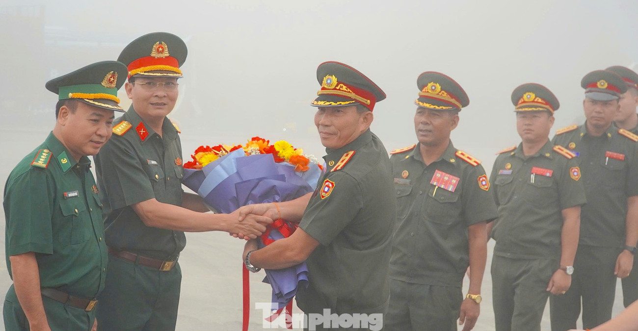 Đại tá Nguyễn Mậu Phúc - Phó Chính ủy Bộ đội Biên phòng Hà Tĩnh, Đại tá Nguyễn Tú Tài - Phó Chỉ huy trưởng Bộ Chỉ huy Quân sự tỉnh cùng lãnh đạo, cán bộ Trạm Biên phòng Cửa khẩu Quốc tế Cầu Treo trực tiếp tham dự, đón tiếp và tặng hoa chúc mừng Quân đội Lào đến Việt Nam.