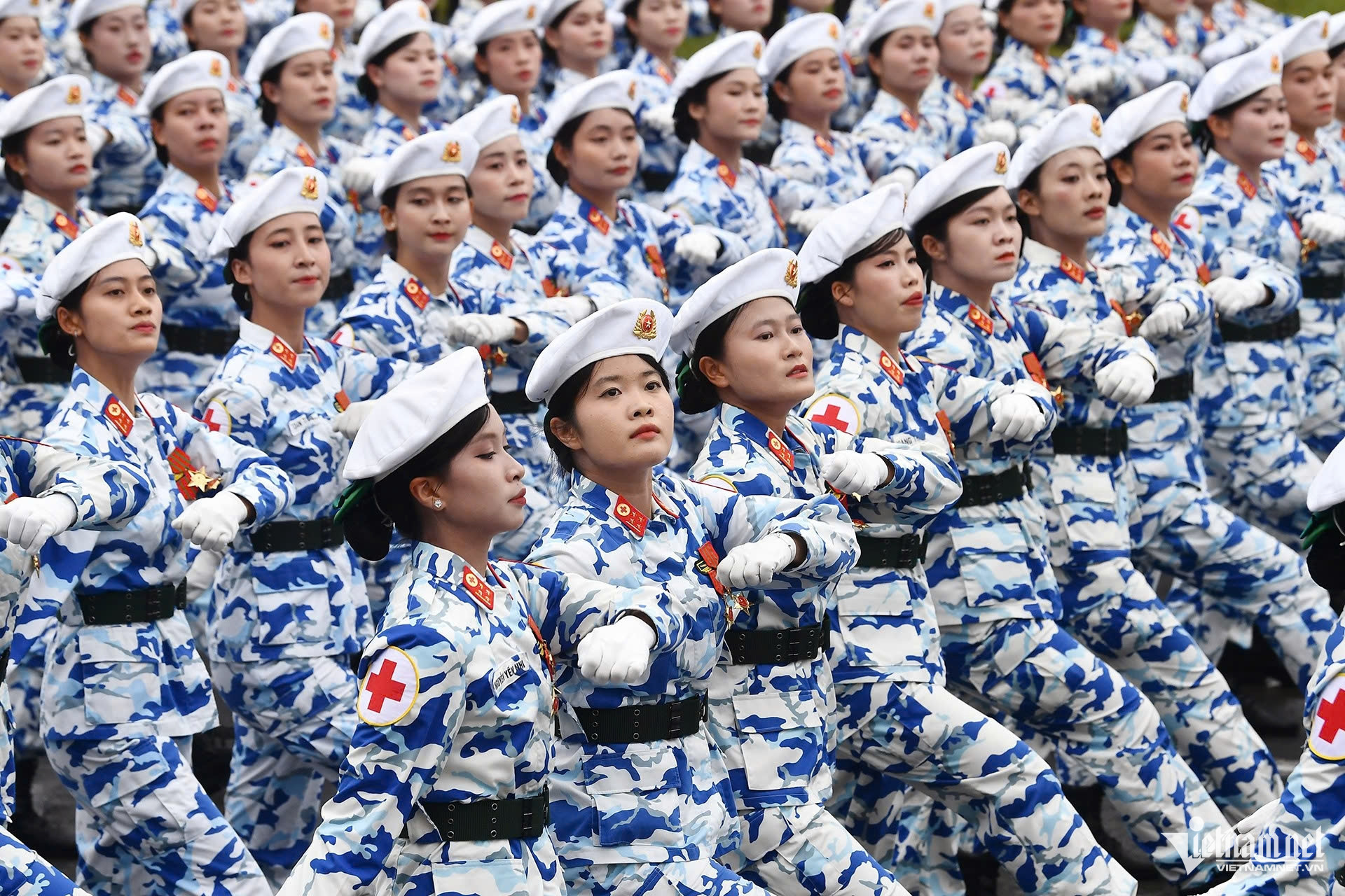 Khối nữ sĩ quan Quân y. Đội hình được trang bị súng ở tư thế treo, động tác bước chân, đánh mặt chào được duy trì ổn định suốt đường duyệt