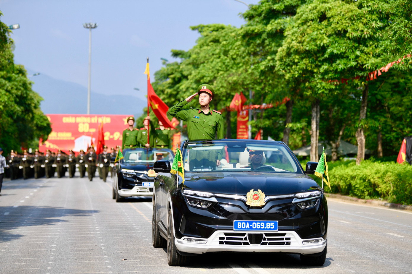 Tại Đại học Quốc gia Hà Nội cơ sở Hoà Lạc những ngày này, hơn 4.000 cán bộ, chiến sĩ, học viên khối Công an nhân dân miệt mài tập luyện chuẩn bị cho chương trình diễu binh, diễu hành tại Lễ kỷ niệm 80 năm Cách mạng Tháng Tám thành công và Quốc khánh nước Cộng hòa xã hội chủ nghĩa Việt Nam (nhiệm vụ A80).