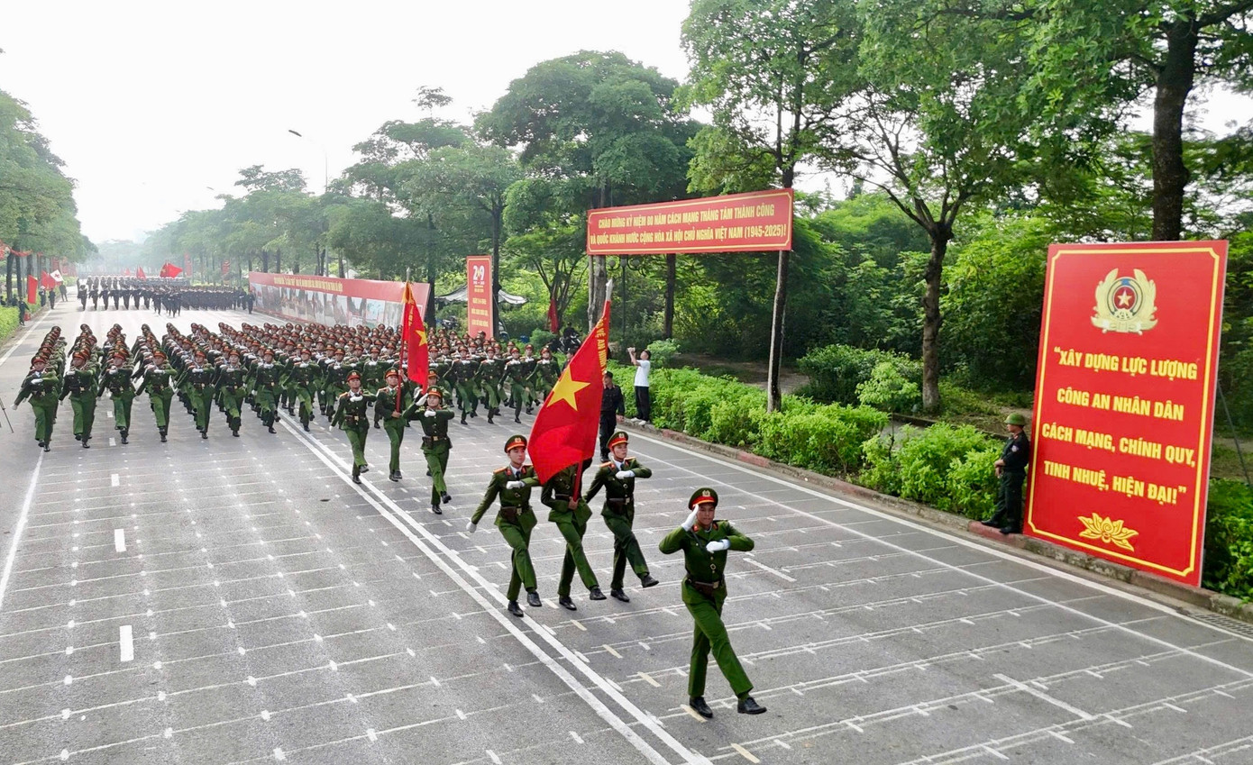 Dù tập luyện dưới nắng gắt, nhiệt độ ngoài trời gần 40 độ, mồ hôi thấm ướt quân phục, nhưng bước chân của những người chiến sĩ Công an nhân dân vẫn vang đều, dứt khoát, thẳng hàng trên thao trường. Các cán bộ, chiến sĩ đều nêu cao tinh thần rèn luyện trong kỷ luật - trưởng thành trong gian khó của người chiến sĩ Công an nhân dân, đồng chí Dương Hải Anh - Trưởng Ban thanh niên Bộ Tư lệnh Cảnh sát cơ động cho biết.