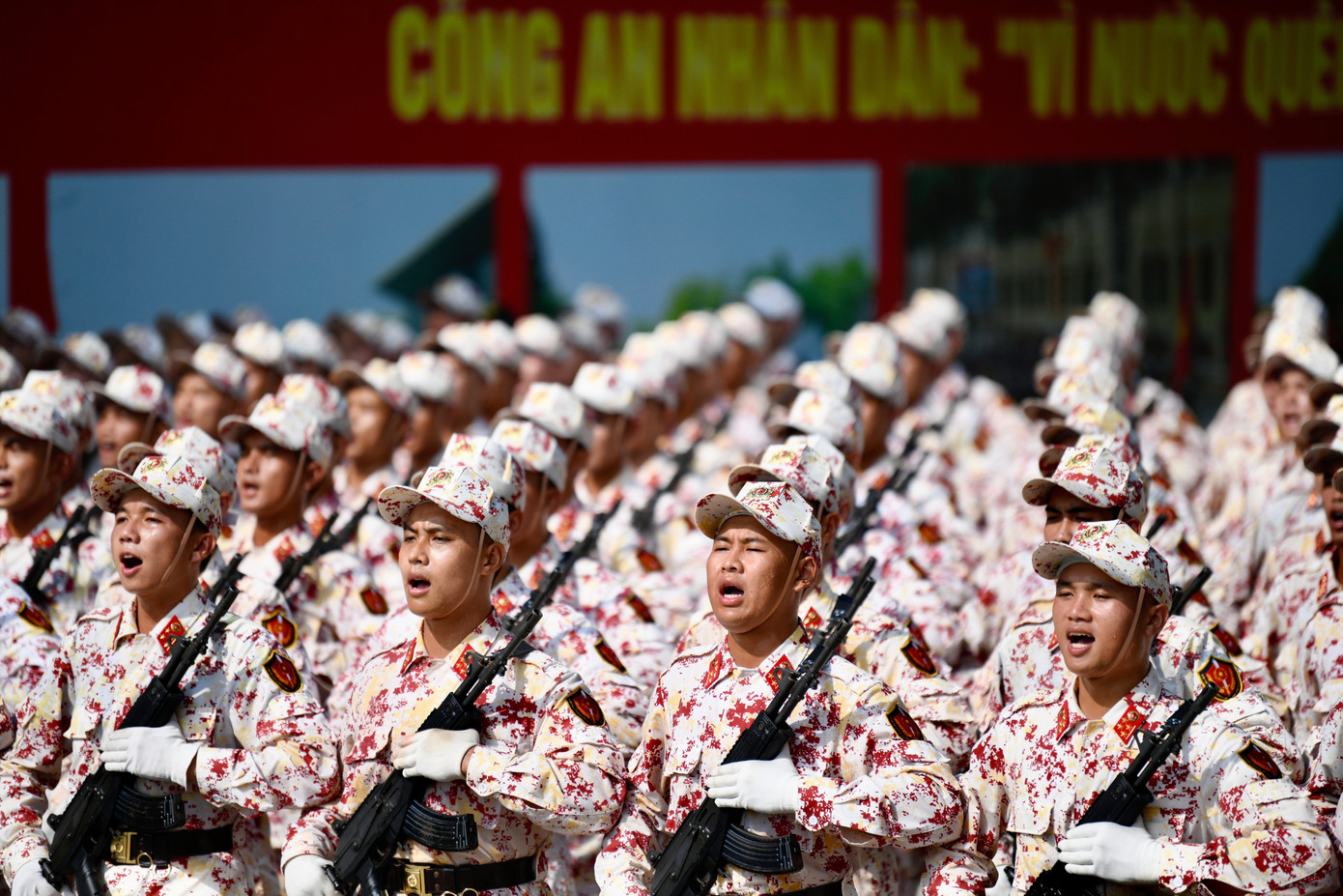 Nắng lửa thao trường tôi luyện ý chí thép. Các đội hình luyện tập theo giáo án huấn luyện nghiêm ngặt, tuân thủ kỷ luật cao độ.