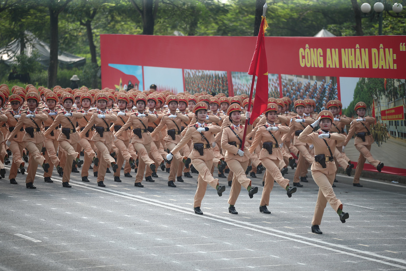 Khối nữ chiến sĩ Cảnh sát Giao thông luyện tập.