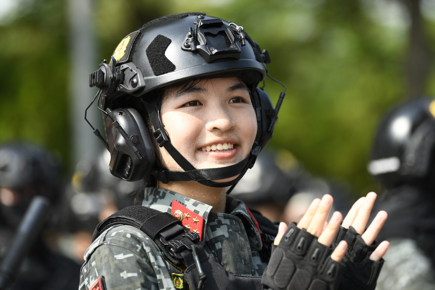 Nụ cười rạng rỡ của các nữ chiến sĩ Cảnh sát đặc nhiệm sau giờ tập luyện căng thẳng.