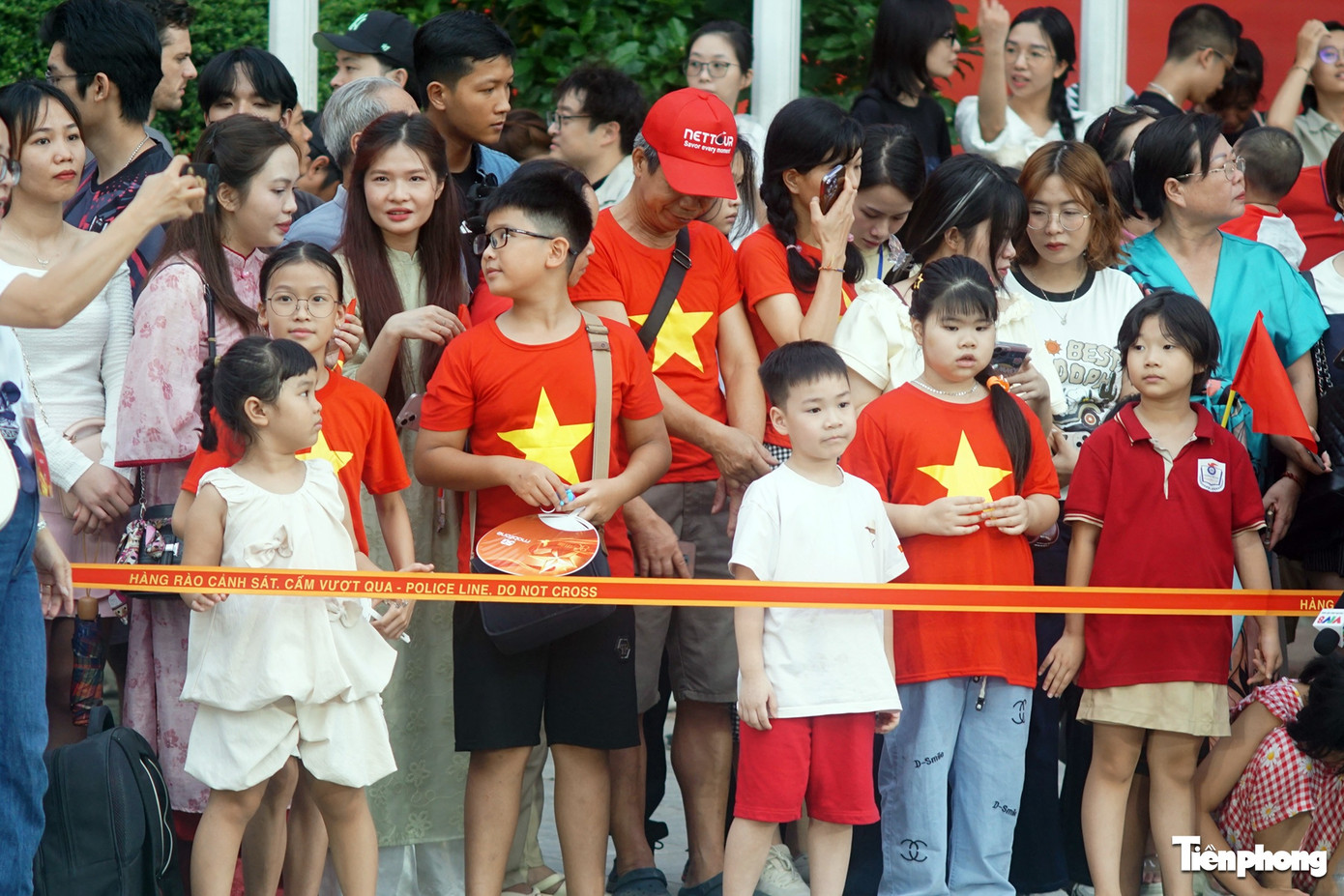 Các em nhỏ háo hức trước phần trình diễn mô tô.