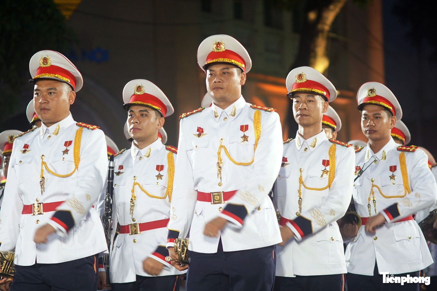 Hàng nghìn người dân háo hức xem biểu diễn dẫn đoàn, đội hình mô tô hộ tống ở hồ Hoàn Kiếm - 14