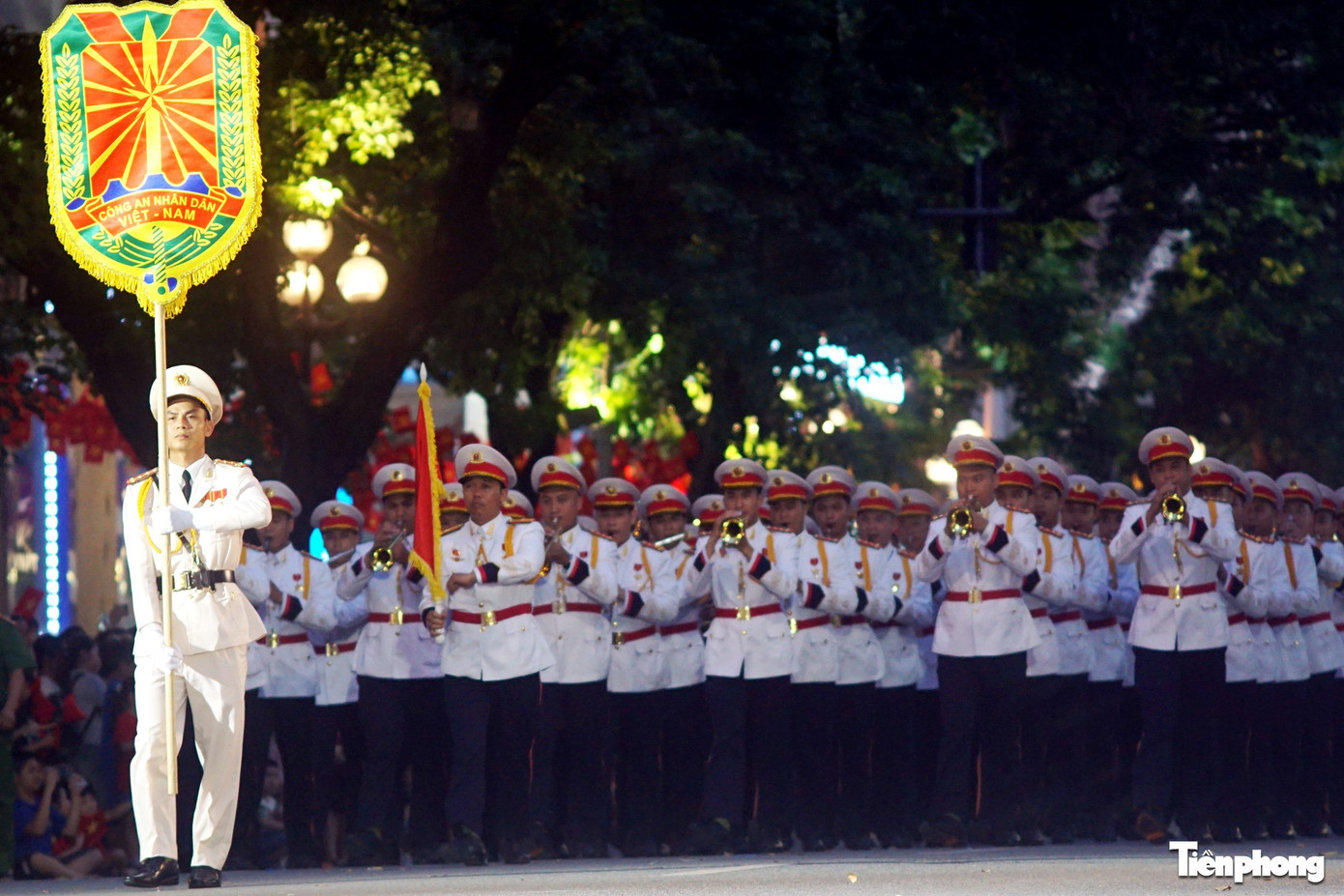 Phần cuối chương trình là màn biểu diễn nhạc kèn.