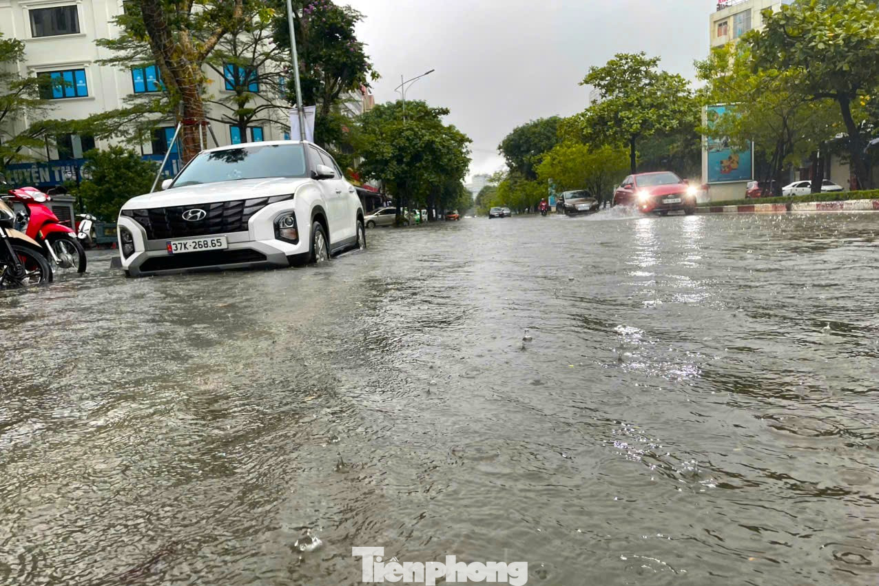 Đường Phan Bội Châu (phường Vinh Hưng) bị ngập sâu, các phương tiện giao thông di chuyển khó khăn khi đi qua tuyến đường này.