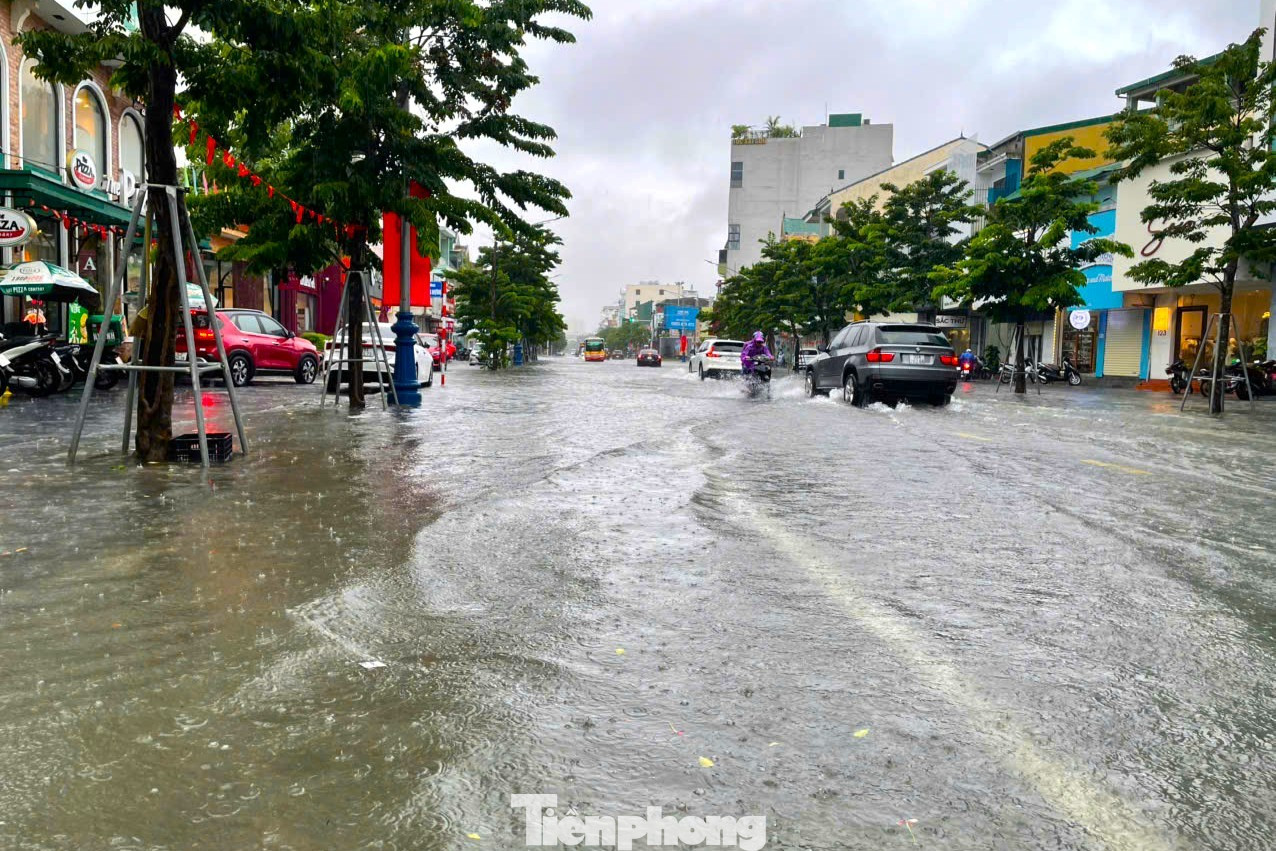 Đường Nguyễn Văn Cừ (phường Trường Vinh) vừa được đầu tư nâng cấp nhưng hễ cứ mưa lại ngập.