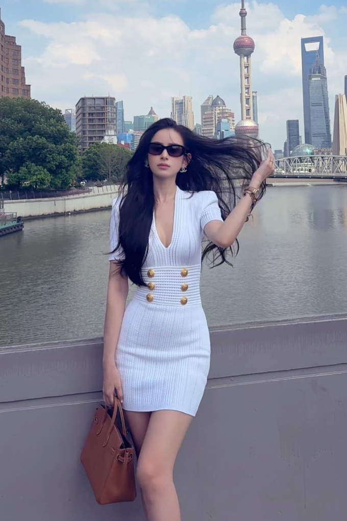 Những bức hình quay mặt túi vào trong khiến Hương Liên bị nghi ngờ dùng túi nhái.